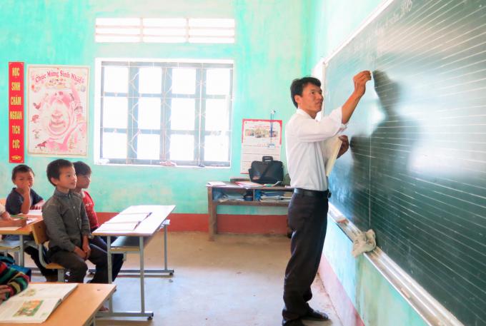 Vang A Su in a maths class at Tu Thuong satellite school in the northern mountainous province of Lao Cai.  