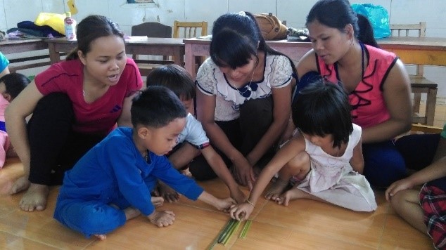 Bríu Văn Khương  and other kids with their mothers in a parent club session